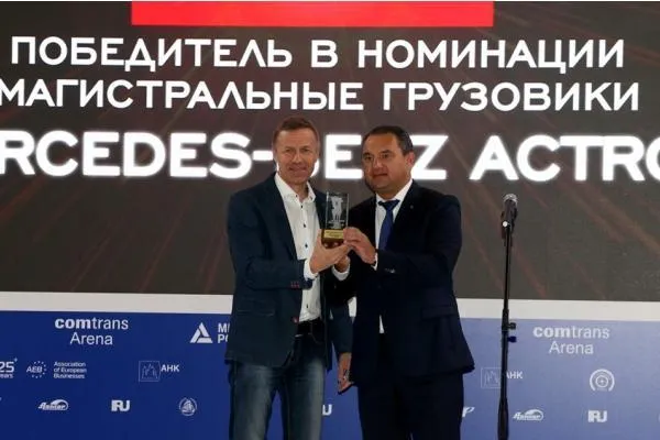 Герман Гильфанов, директор по продажам ООО «ДАЙМЛЕР КАМАЗ РУС» и главный редактор «За рулем» Максим Кадаков