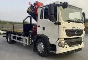 Автомобиль бортовой HOWO T5G 280 л.с 4x2 с КМУ SUNHUNK К168 в белом цвете