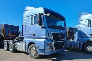 Седельный тягач SITRAK С7Н MAX 6Х4 с АКПП ZF, задней пневмой и ретардером в серебристо-синем цвете