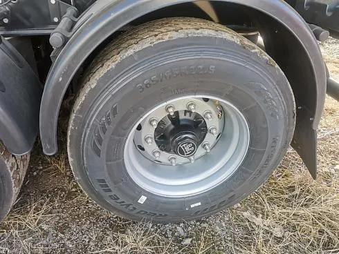 Самосвальный полуприцеп РИАТ 924900-33H2 с кузовом 33 куб. м в сером цвете