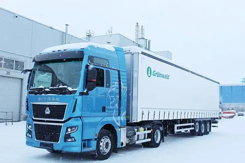 Тягач Sitrak C7H MAX 4x2 с шторным полуприцепом Grunwald