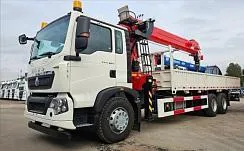 Автомобиль бортовой HOWO T5G, 326 л.с 6x4 с КМУ SUNHUNK S3005 в белом цвете