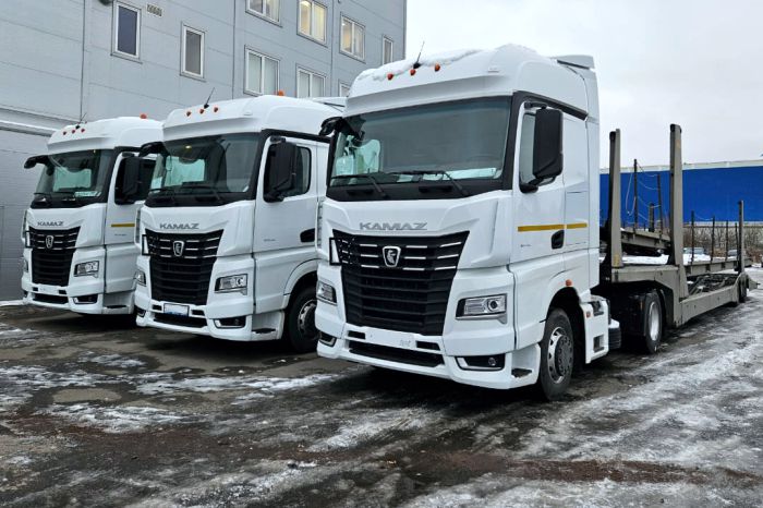 Дилерский центр «МБ Тракс СПб» передал транспортной компании десять тягачей КАМАЗ 54901 Дилерский центр «МБ Тракс СПб» передал транспортной компании десять тягачей КАМАЗ 54901