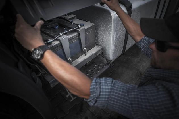 Проверка и обслуживание аккумуляторов грузового автомобиля