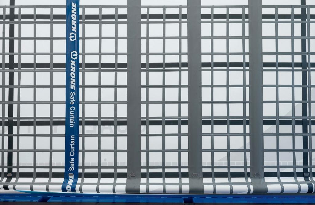 В тент Safe Curtain интегрированы высокопрочные полосы из пружинной стали.