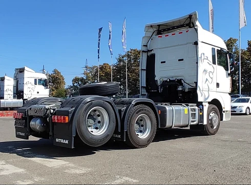 Седельный тягач SITRAK С7Н 6Х2 с АКПП, задней пневмой и ретардером в белом цвете