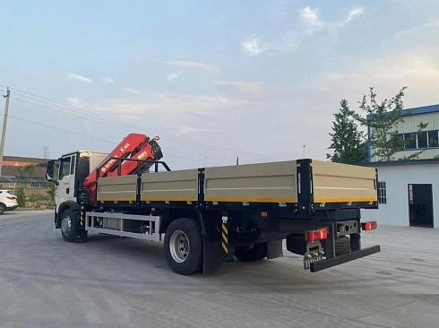 Автомобиль бортовой HOWO T5G 280 л.с 4x2 с КМУ SUNHUNK К168 в белом цвете