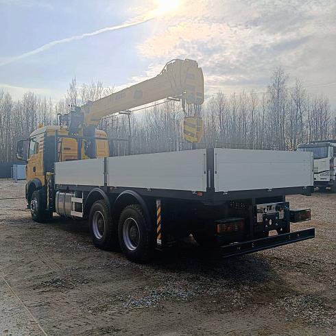 Автомобиль бортовой HOWO T5G 440 л.с. 6x4 с КМУ Hyva HST8E4