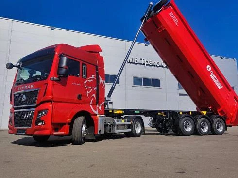 Самосвальная сцепка: тягач SITRAK C7H MAX 4х2 с самосвальным полуприцепом Grunwald