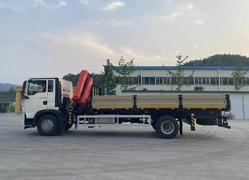 Автомобиль бортовой HOWO T5G 280 л.с 4x2 с КМУ SUNHUNK К168 в белом цвете