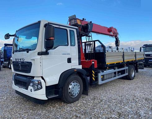 Автомобиль бортовой HOWO T5G 280 л.с 4x2 с КМУ SUNHUNK S2006 в белом цвете