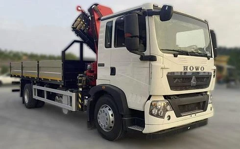 Автомобиль бортовой HOWO T5G 280 л.с 4x2 с КМУ SUNHUNK К168 в белом цвете