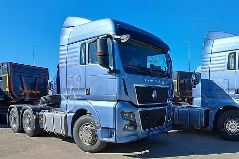 Седельный тягач SITRAK С7Н MAX 6Х4 с АКПП ZF, задней пневмой и ретардером в серебристо-синем цвете