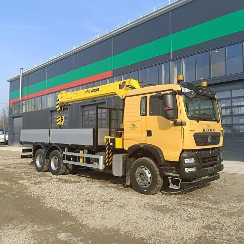 Автомобиль бортовой HOWO T5G 440 л.с. 6x4 с КМУ Hyva HST8E4