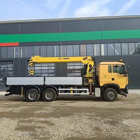 Автомобиль бортовой HOWO T5G 440 л.с. 6x4 с КМУ Hyva HST8E4