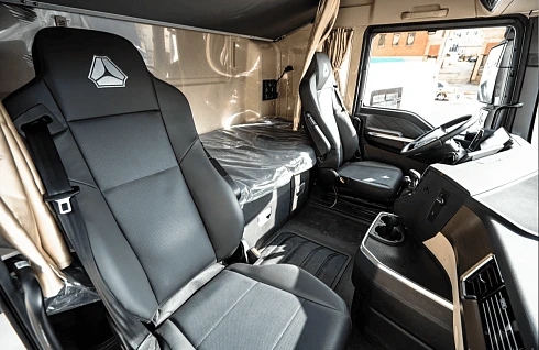 Седельный тягач SITRAK С7Н MAX 6Х4 с АКПП, задней пневмой и ретардером в белом цвете