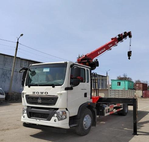 Автомобиль бортовой HOWO T5G 280 л.с 4x2 с КМУ SUNHUNK S2006 в белом цвете