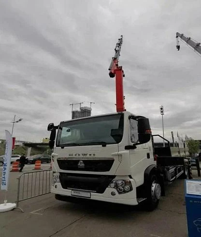 Автомобиль бортовой HOWO T5G 280 л.с 4x2 с КМУ SUNHUNK К168 в белом цвете