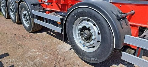 Контейнеровозная сцепка: тягач SITRAK C7H MAX 4х2 с полуприцепом-контейнеровозом Grunwald