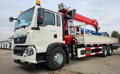 Автомобиль бортовой HOWO T5G, 326 л.с 6x4 с КМУ SUNHUNK S3005 в белом цвете