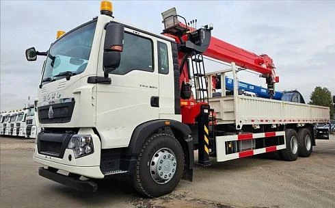 Автомобиль бортовой HOWO T5G, 326 л.с 6x4 с КМУ SUNHUNK S3005 в белом цвете