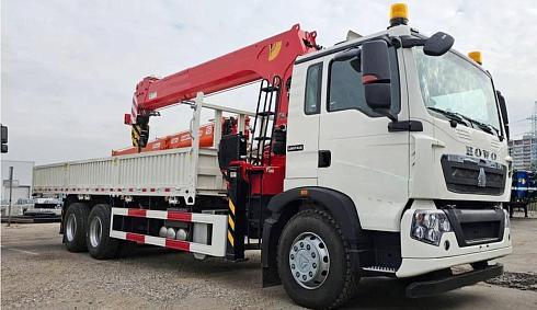 Автомобиль бортовой HOWO T5G, 326 л.с 6x4 с КМУ SUNHUNK S3005 в белом цвете