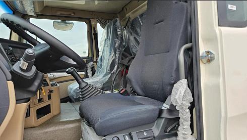 Автомобиль бортовой HOWO T5G 280 л.с 4x2 с КМУ SUNHUNK S2006 в белом цвете