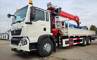 Автомобиль бортовой HOWO T5G, 326 л.с 6x4 с КМУ SUNHUNK S3005 в белом цвете