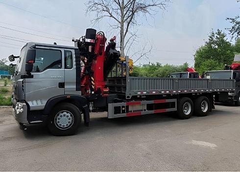 Автомобиль бортовой HOWO T5G 326 л.с. 6x4 с КМУ SUNHUNK К238