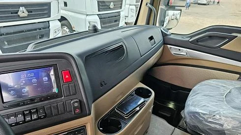 Автомобиль бортовой HOWO T5G, 326 л.с 6x4 с КМУ SUNHUNK S3005 в белом цвете
