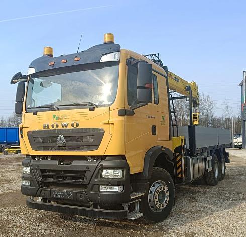 Автомобиль бортовой HOWO T5G 440 л.с. 6x4 с КМУ Hyva HST8E4